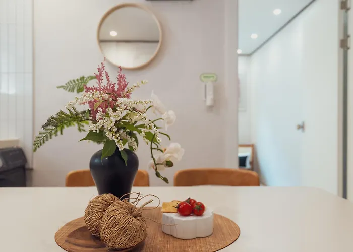 아파트 Airport Bus 2 Minutes Arex 4 Minutes Gondeok Station Hongdae Station 24-hour Check-in *
